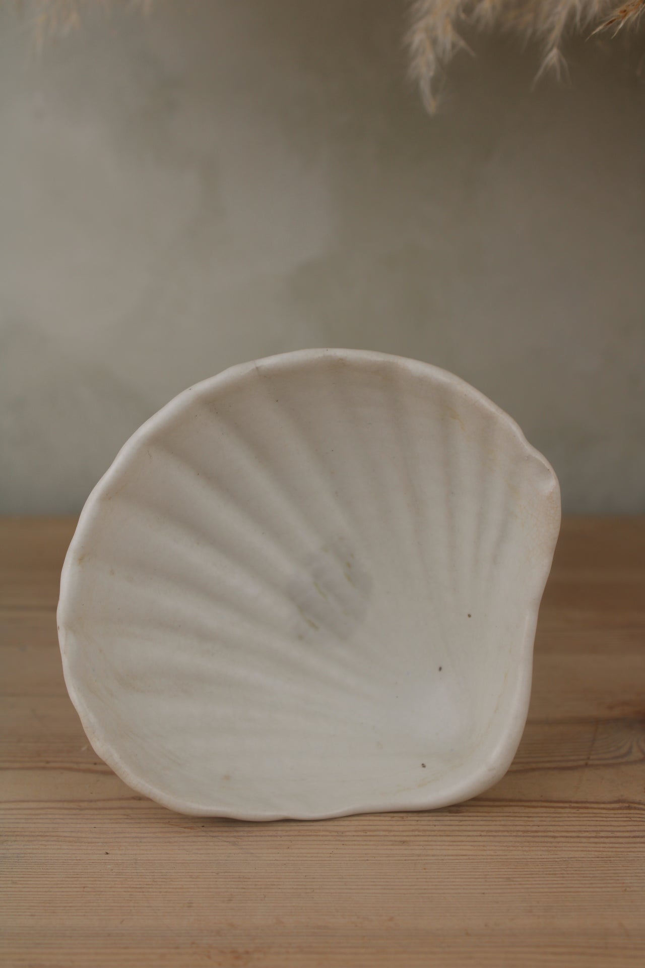 Dartmouth Pottery White Dolphin Standing Pot