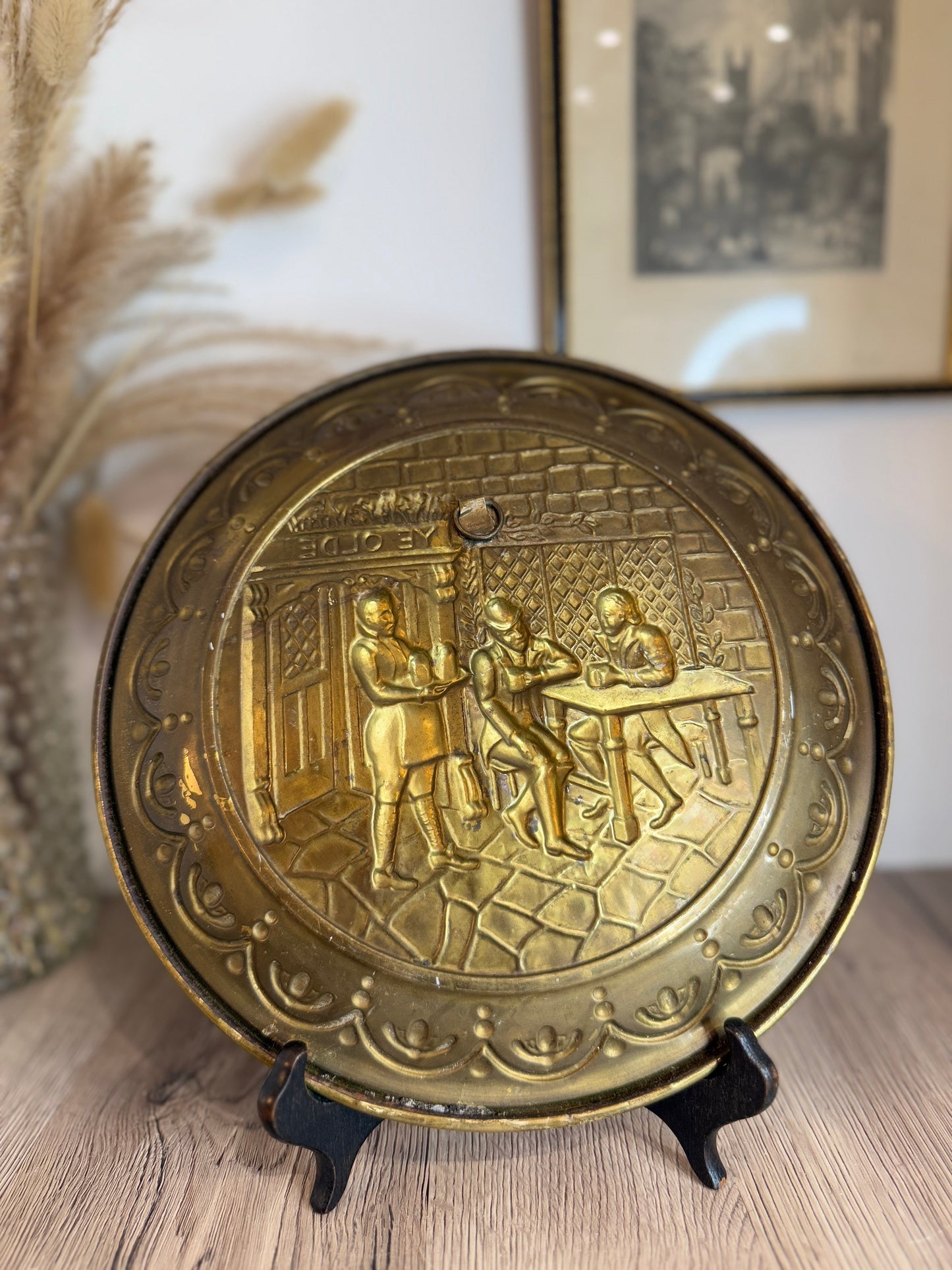 Historical Design Metal Decorative Hanging Plate