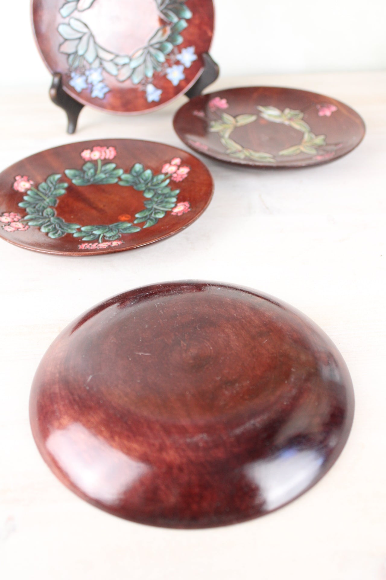 Set of 4 Wooden Plates with Inlayed Floral Design