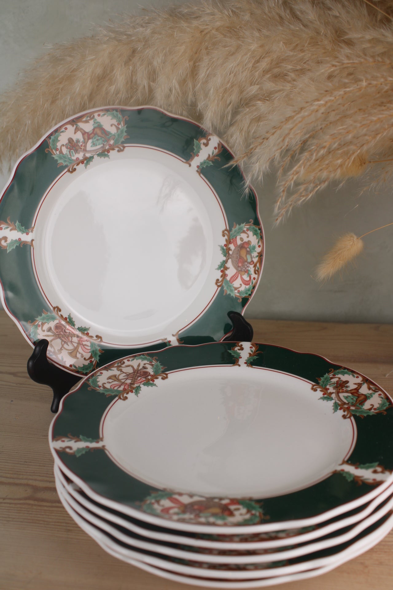 Set of 6 Noritake Primachina ‘Home for Christmas’ small dinner plates
