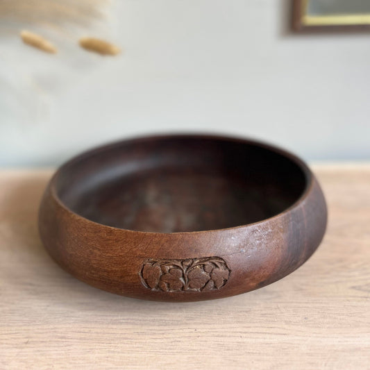 Large Wooden Fruit Bowl with Retro Shape