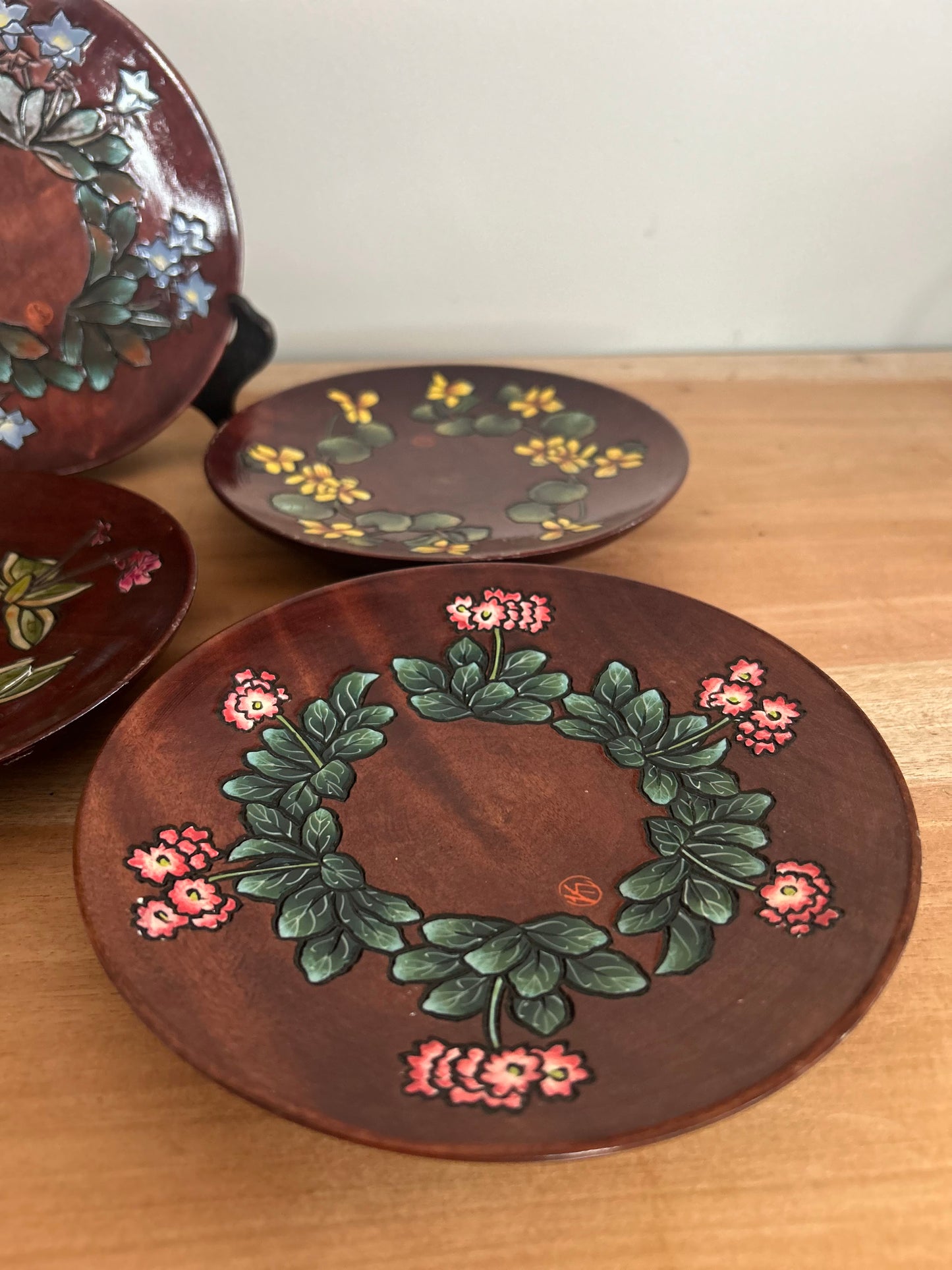 Set of 4 Wooden Plates with Inlayed Floral Design