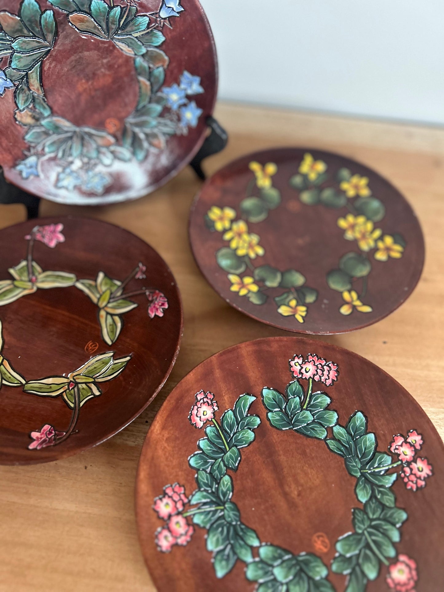 Set of 4 Wooden Plates with Inlayed Floral Design