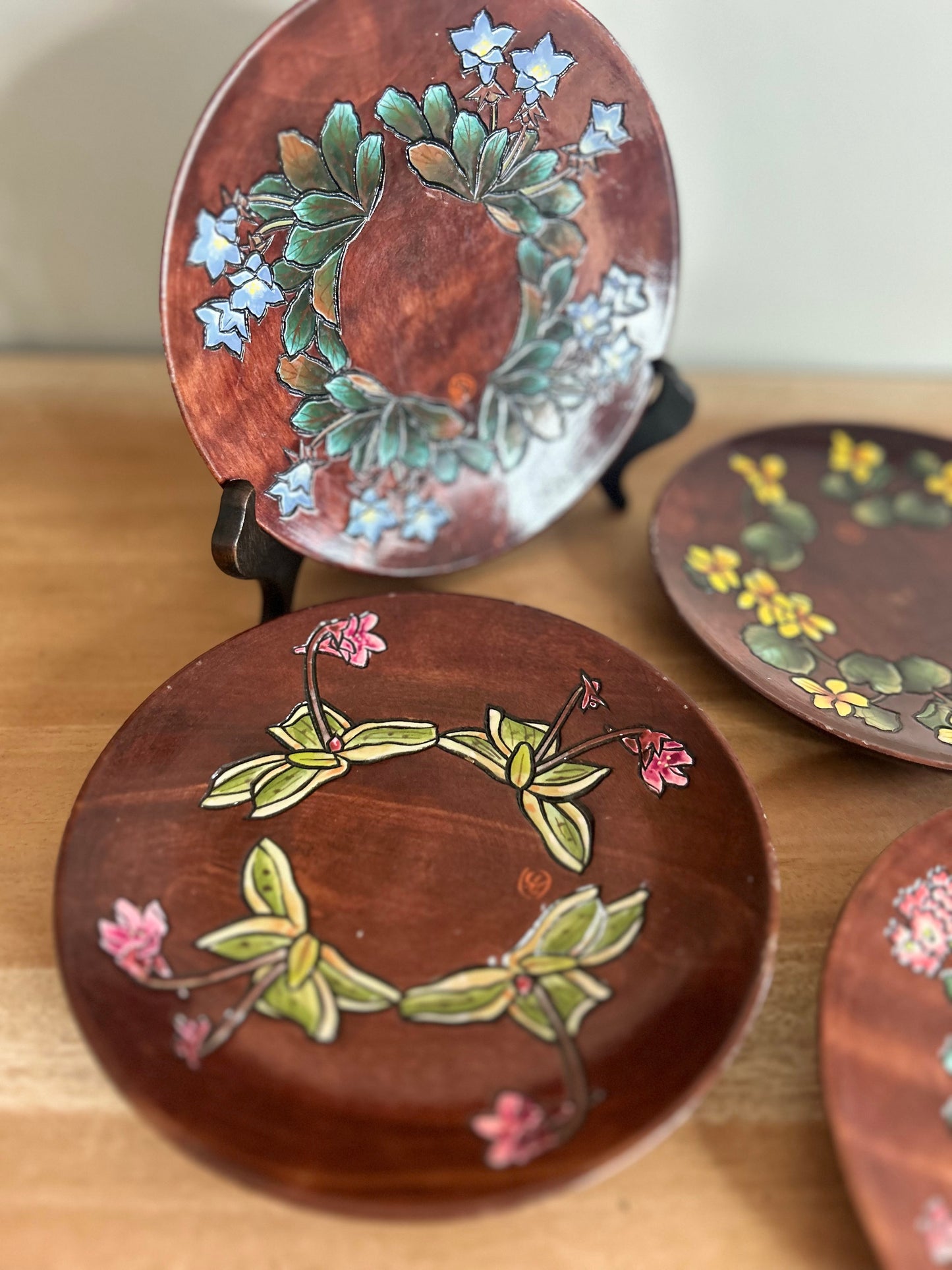 Set of 4 Wooden Plates with Inlayed Floral Design